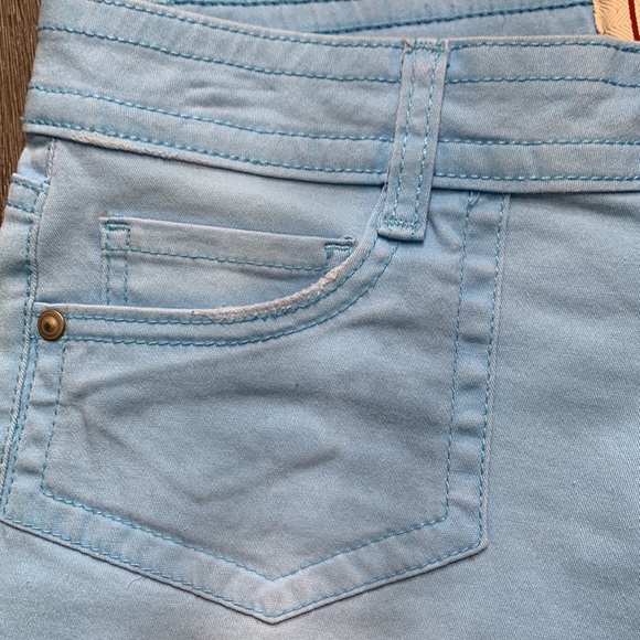 Lei Sky Blue Ashley Low-rise Midi Cuffed Shorts - Picture 5 of 10